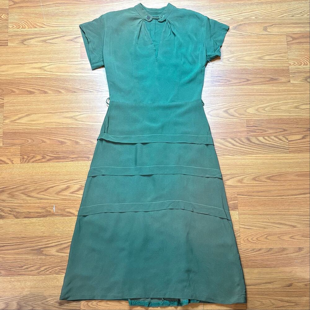 Vintage 1940s Green Rayon Dress Peter Pan Collar Tiered Skirt XS